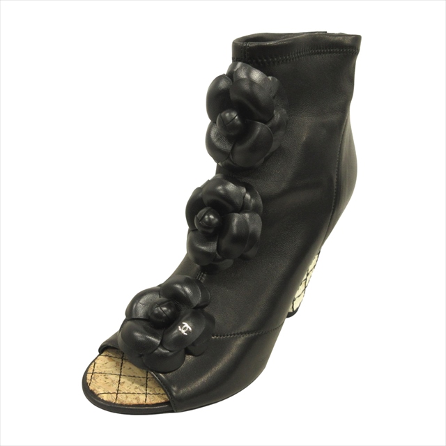 美品 シャネル CHANEL カメリア ココマーク オープントゥ ショート ブーツ シューズ 靴 サンダル ラムスキン レザー ロゴ コルク マトラッセデザイン 37C 24cm 黒 ブラック レディース買い取りさせて頂きました♪